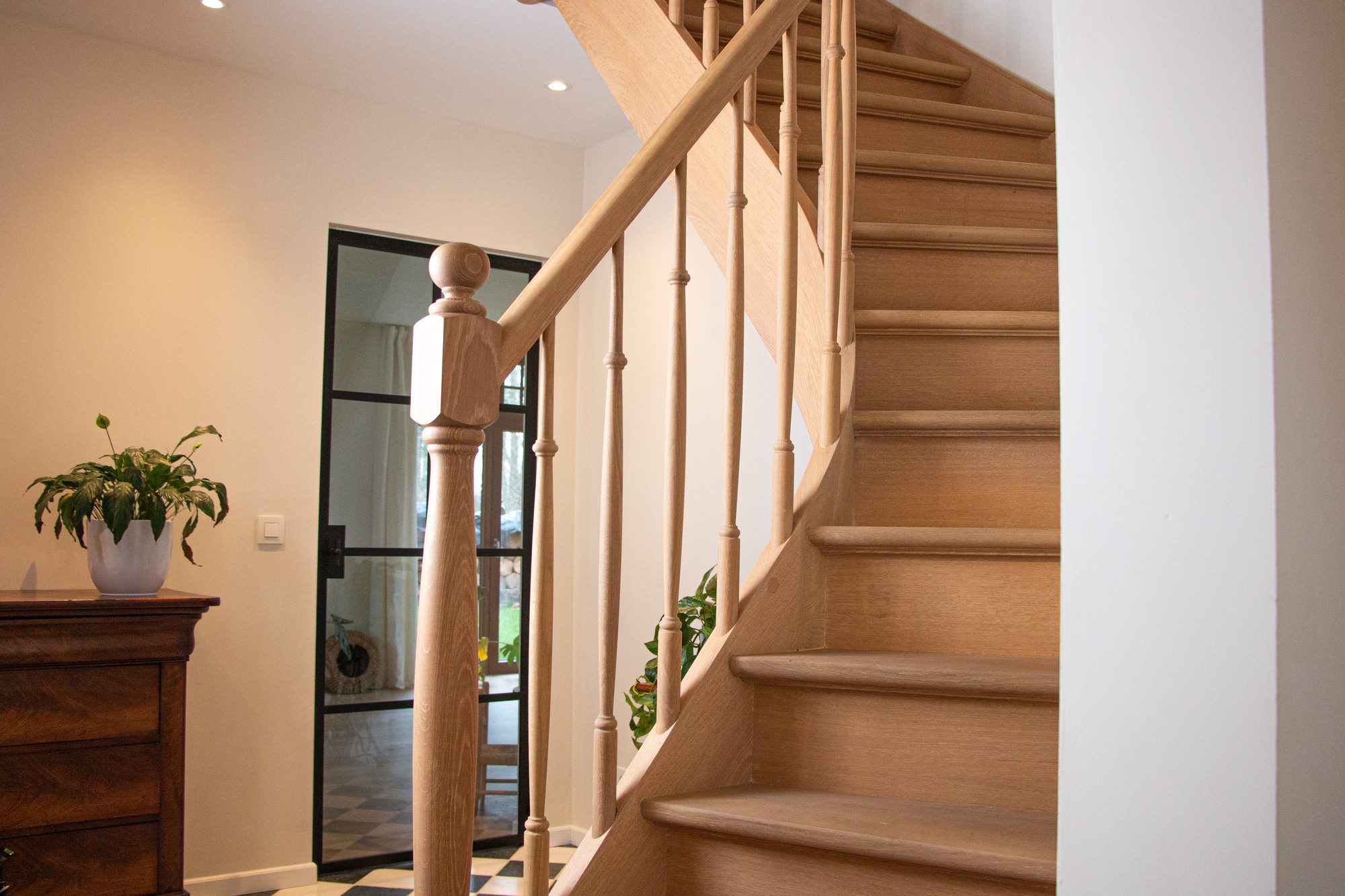 Houten trap op maat met gedraaide balusters